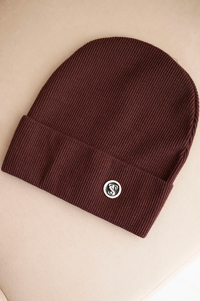 Kesi Women&#039;s ribbed cap made of modal and viscose with a decorative button brown