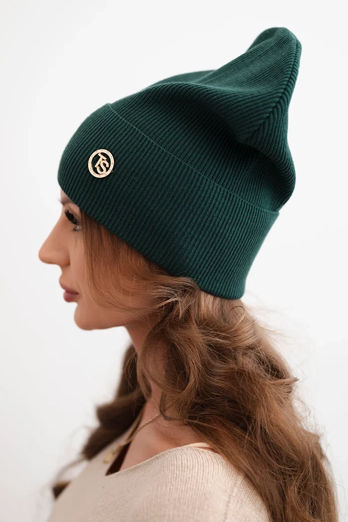 Kesi Women&#039;s ribbed cap made of modal and viscose with a decorative button dark green
