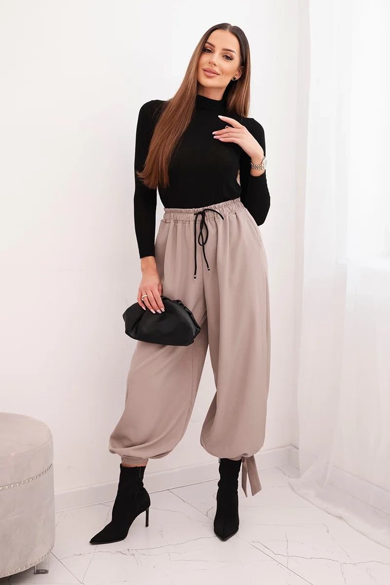 Kesi Włoski Dámske nohavice so širokým nohavicami a viazaním dole fango