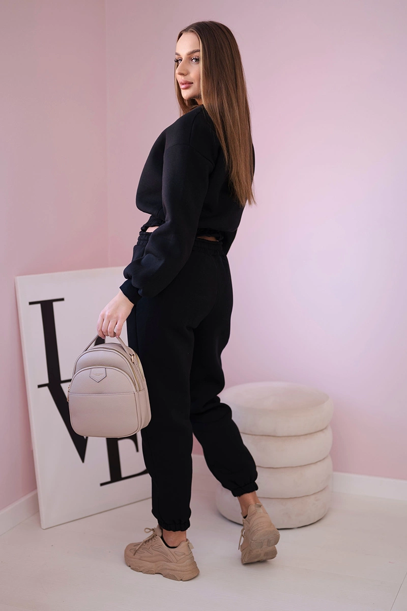 Insulated set with a short black sweatshirt
