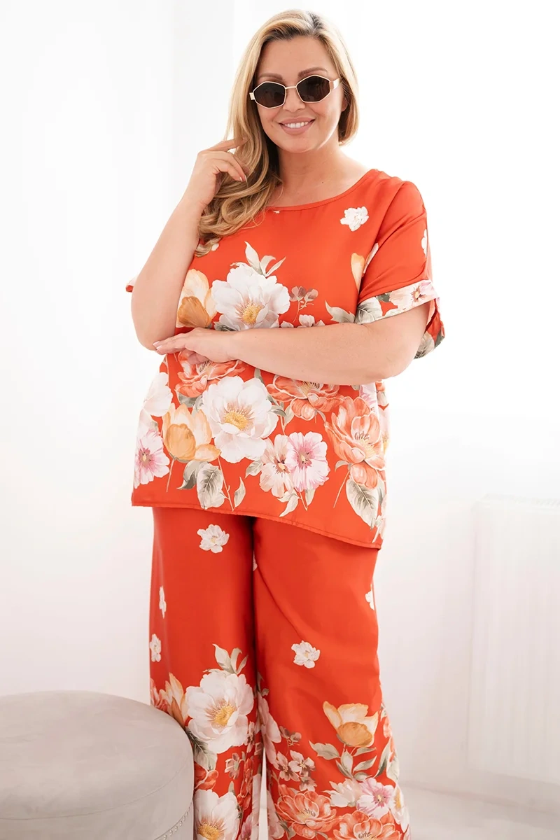 Dámsky plus size komplet s blúzkou a kvetinovými nohavicami