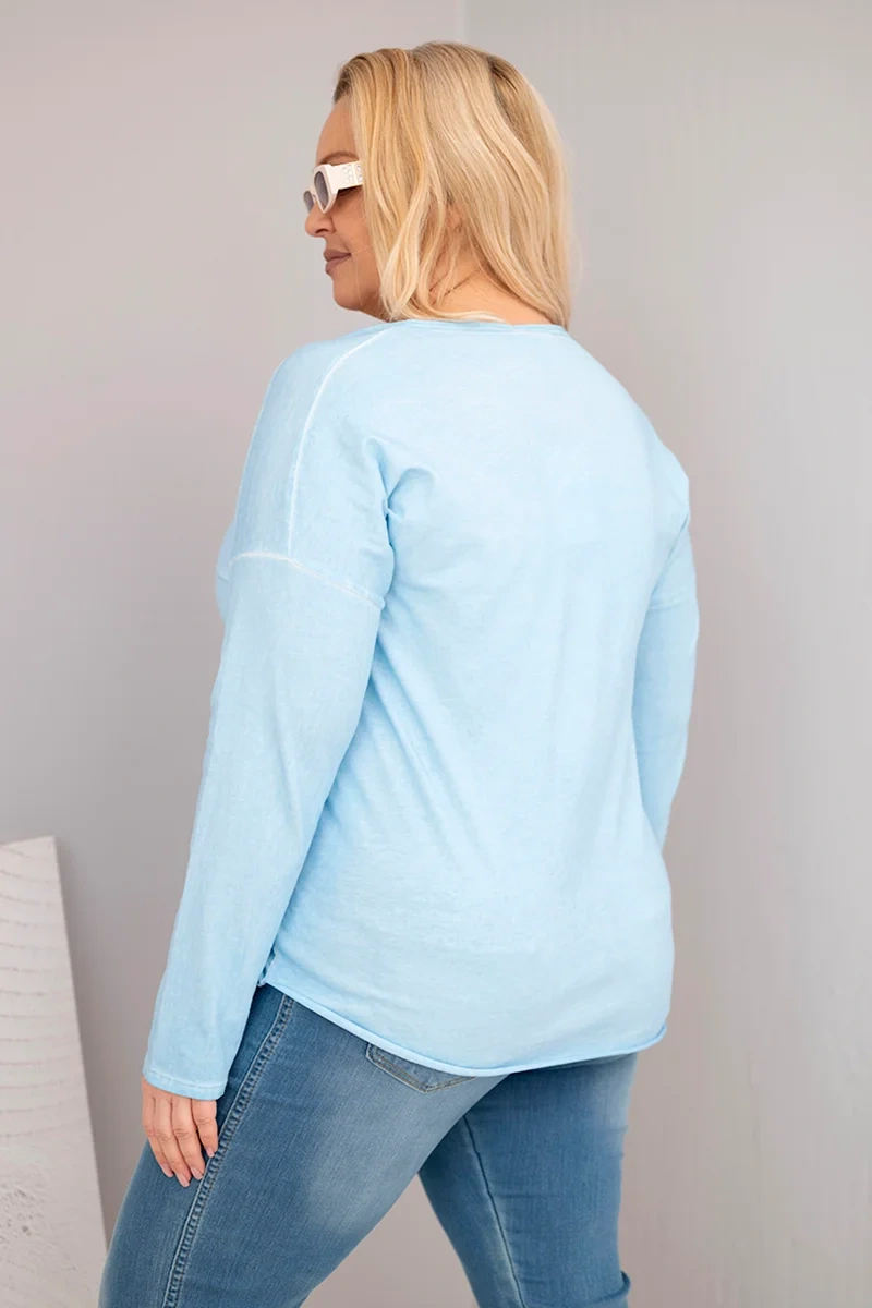 Plus size blúzka s V-výstrihom a predĺženým chrbtom