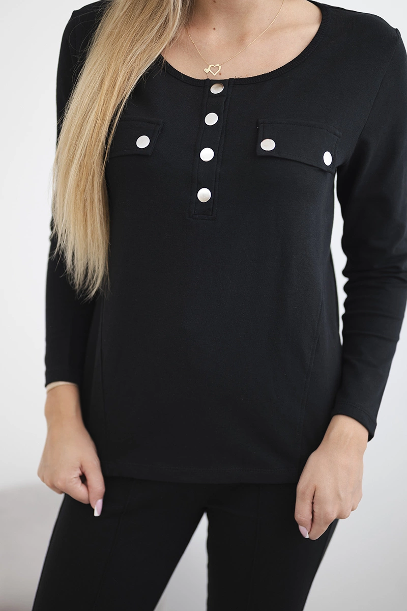 Set with a neckline with black snaps