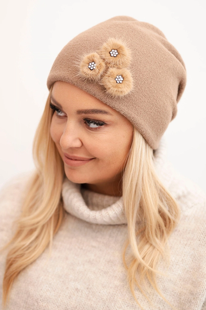 Dámska čiapka s dekoratívnymi kožušinovými kvetmi
