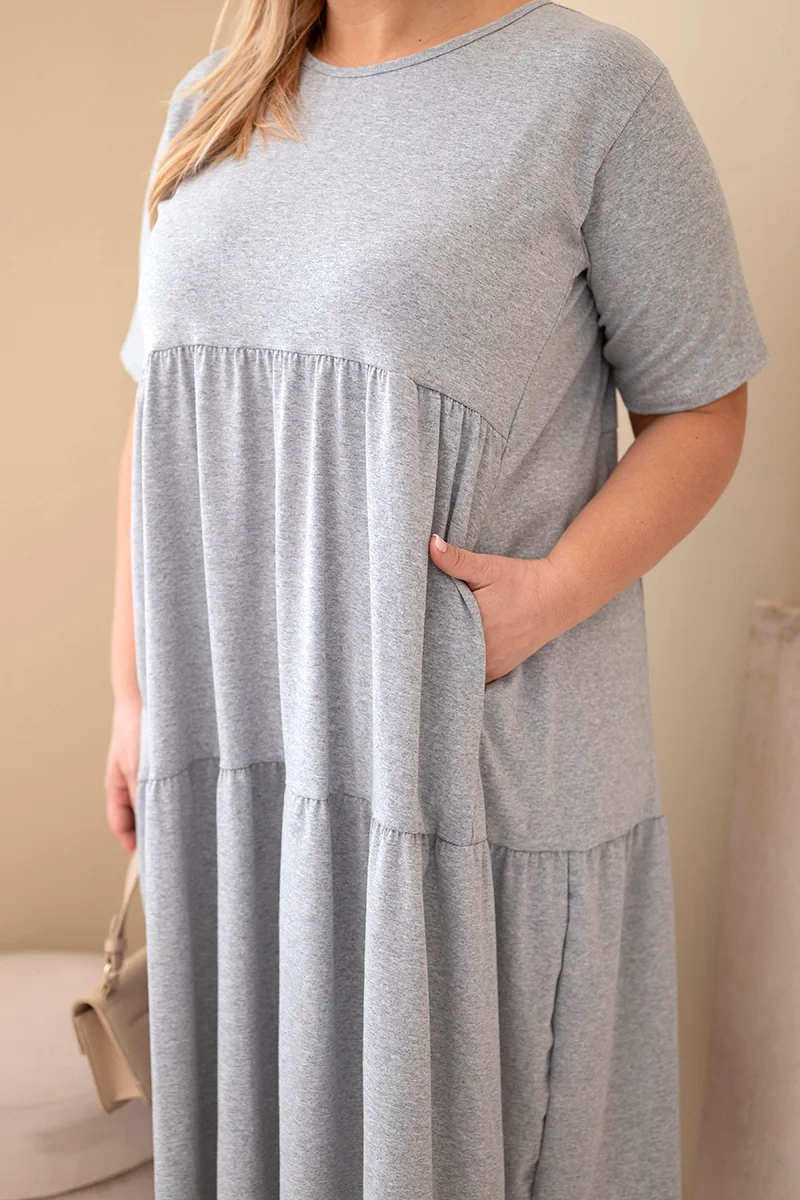 Plus size bavlnené šaty s volánom sivé