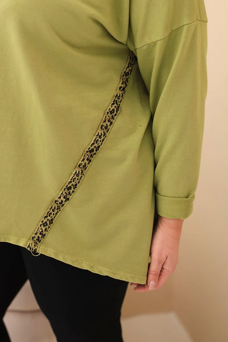 Kesi Dámska blúzka Plus Size bavlnená s vyhrnutým rukávom a leopardím pásom olivová