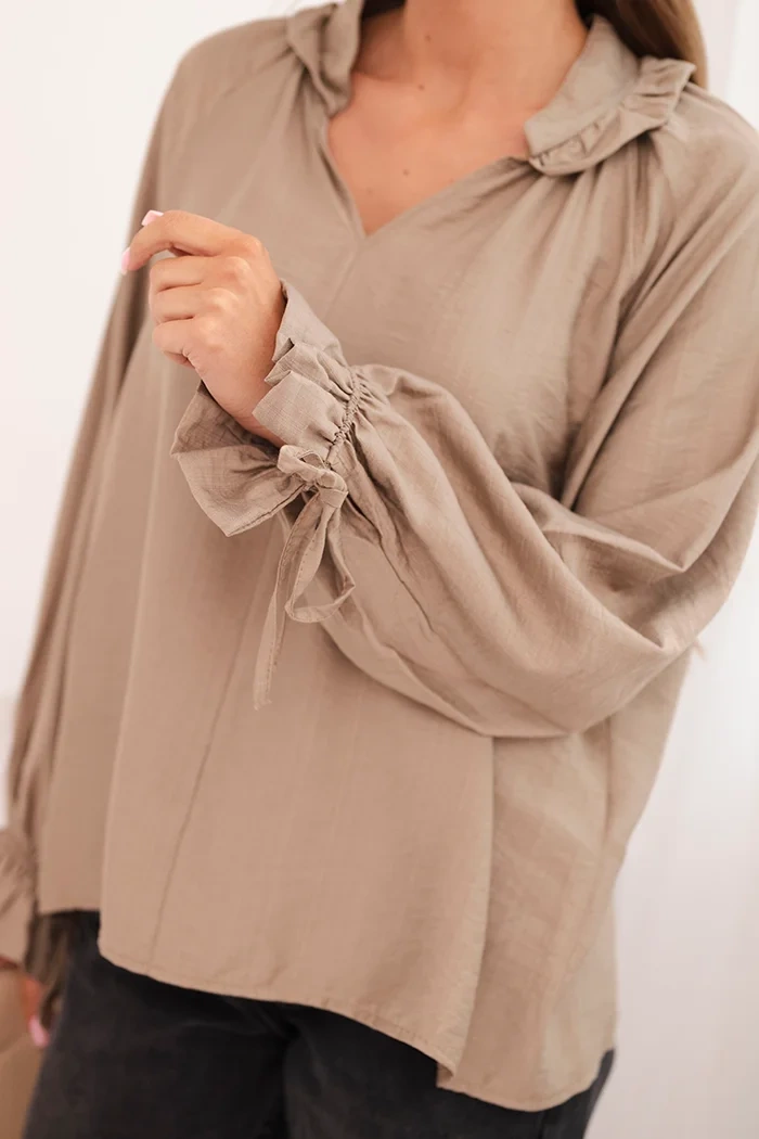 Kesi Włoski Women's viscose blouse with a V-neck and ties at the sleeves fango