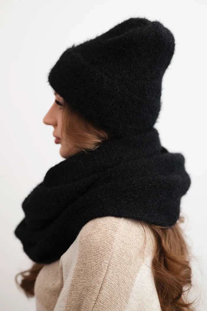 Kesi Women&#039;s set with a hat and a snood made of soft knit black