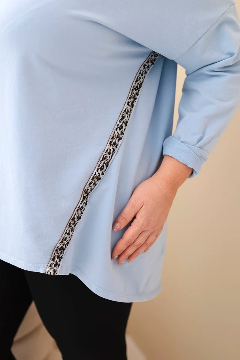 Kesi Dámska blúzka Plus Size bavlnená s vyhrnutým rukávom a leopardím pásom modrá