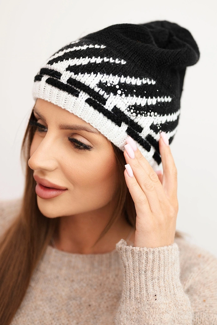 Dámska zimná čiapka s geometrickým vzorom