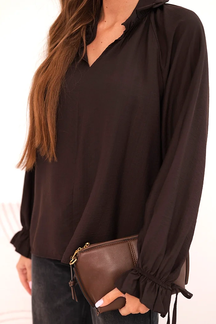 Kesi Włoski Women's viscose blouse with a V-neck and ties at the sleeves brown