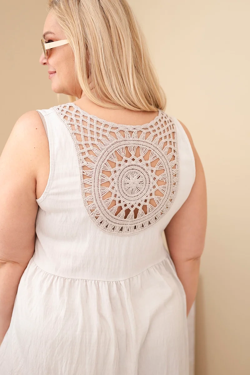 Plus size šaty bez rukávov s krajkou béžové