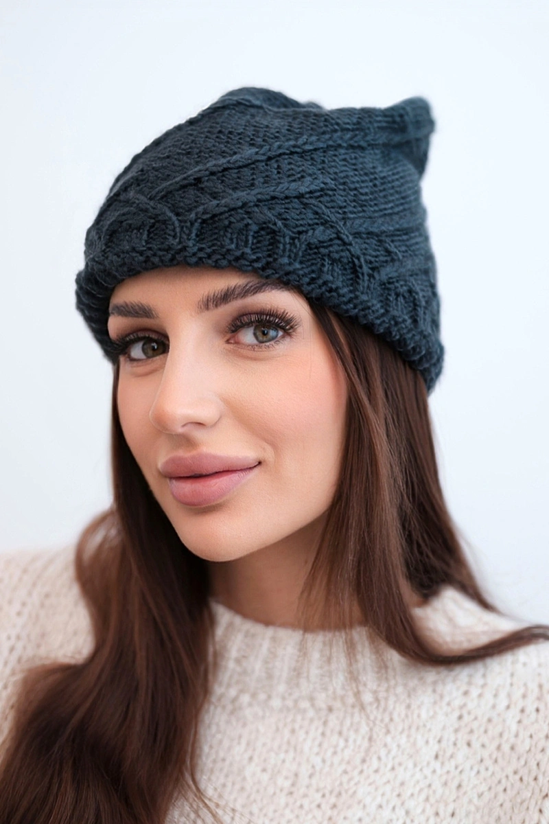 Дамска зимна шапка с декоративни кристали