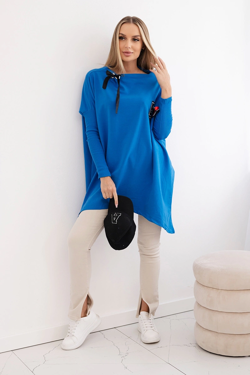 Oversize sweatshirt with asymmetrical hips jeans
