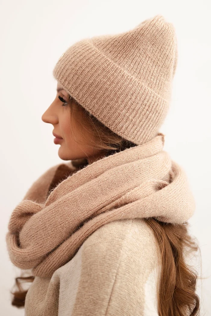 Kesi Women&#039;s set with a hat and scarf made of soft knit beige