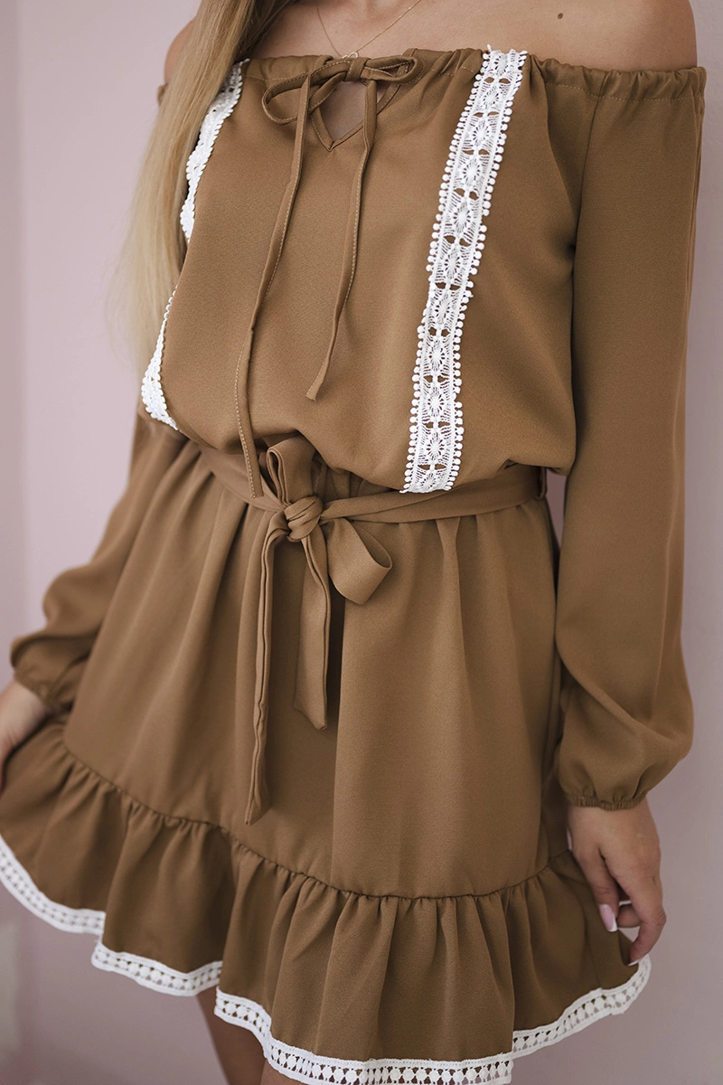 Dress with shoulders and lace camel