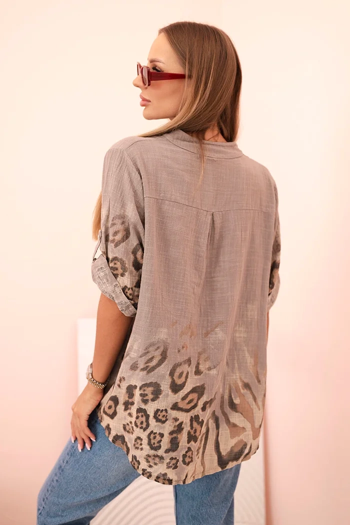 Kesi Włoski Women&#039;s cotton shirt with rolled-up sleeves and an animal pattern in fango