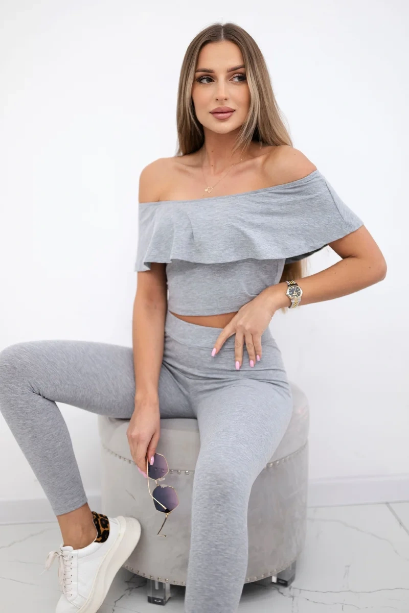 Set with a ruffle in gray color