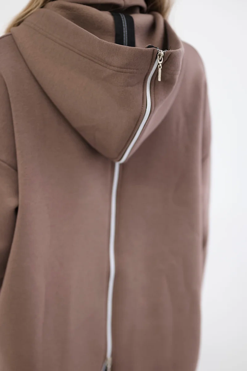 Insulated sweatshirt with a mocha zipper at the back