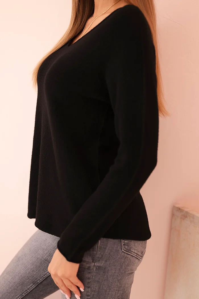 Kesi Włoski Women&#039;s sweater made of viscose with long sleeves and a round neckline black