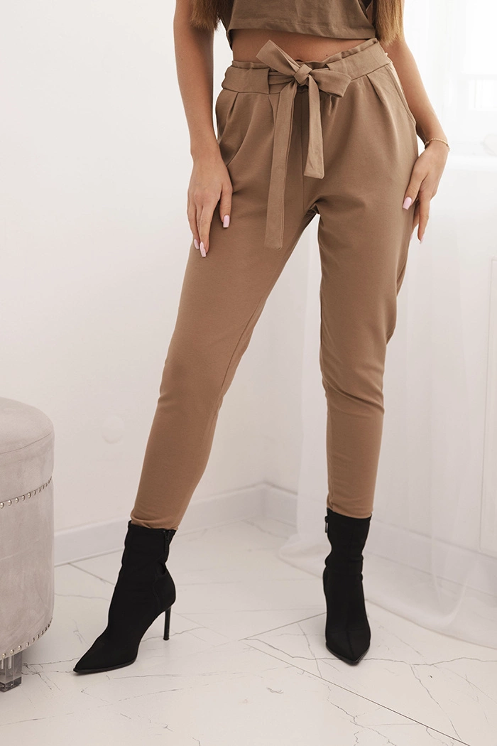 Kesi Dámske bavlnené nohavice s viazaním v páse a zúženými nohavicami camelové