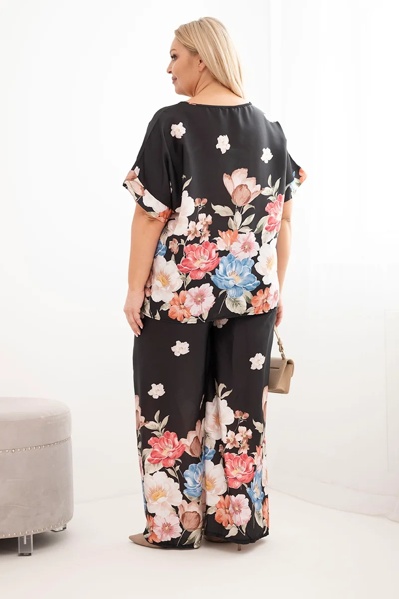 Dámsky plus size set s blúzkou a kvetinovými nohavicami
