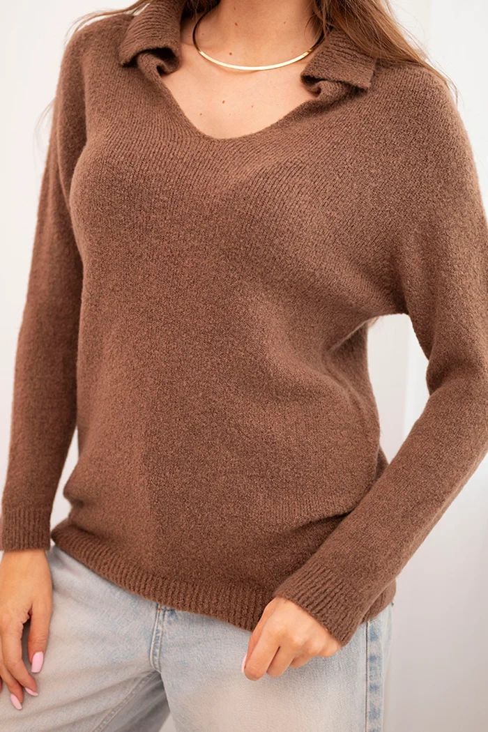Kesi Włoski Women's sweater made of baby alpaca with a collar and V-neck chocolate