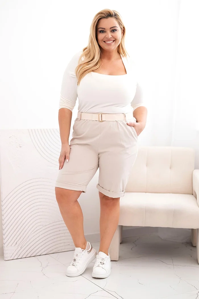 Kesi Włoski Dámské bavlněné šortky Plus Size s páskem béžový