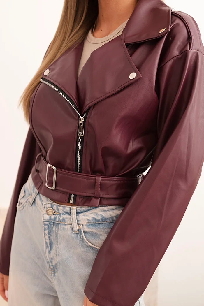 Kesi Włoski Women's short jacket made of eco-leather with a belt and collar burgundy