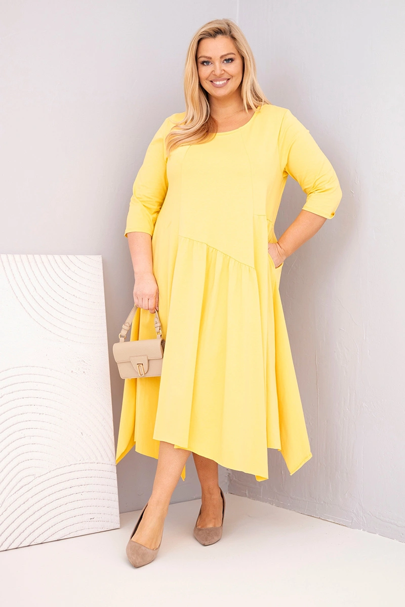 Жълта рокля plus size с асиметричен подгъв