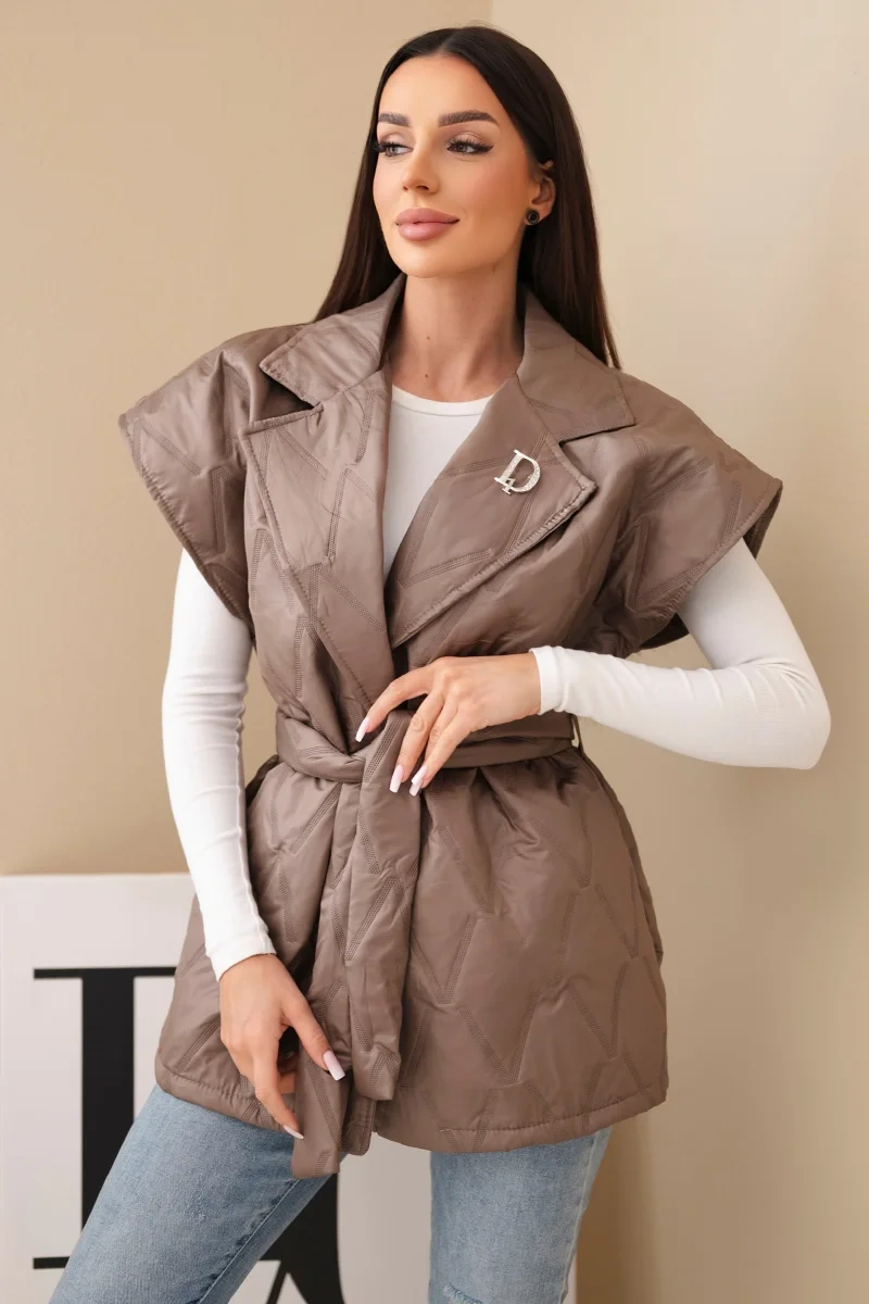 Kesi Włoski Dámska prešívaná vesta s opaskom a širokým golierom fango