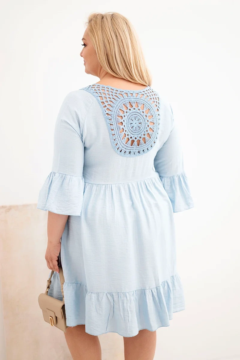 Kesi modré plus-size šaty s otvorenou čipkou