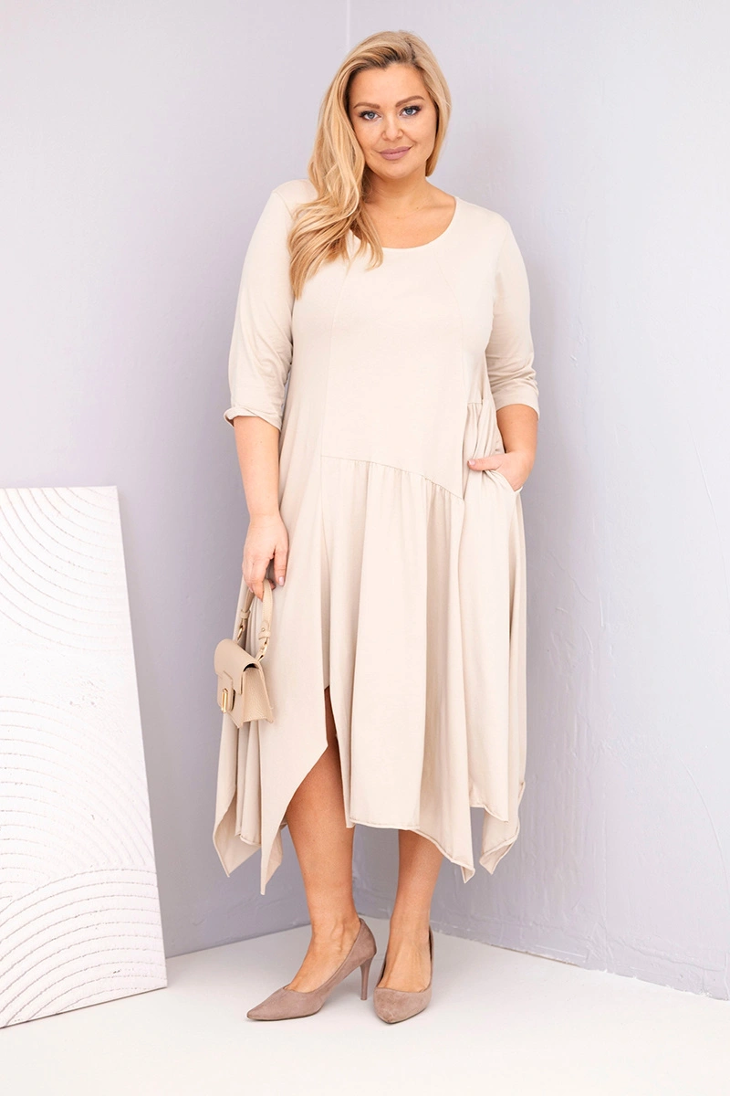 Бежова рокля за големи размери с асиметричен подгъв
