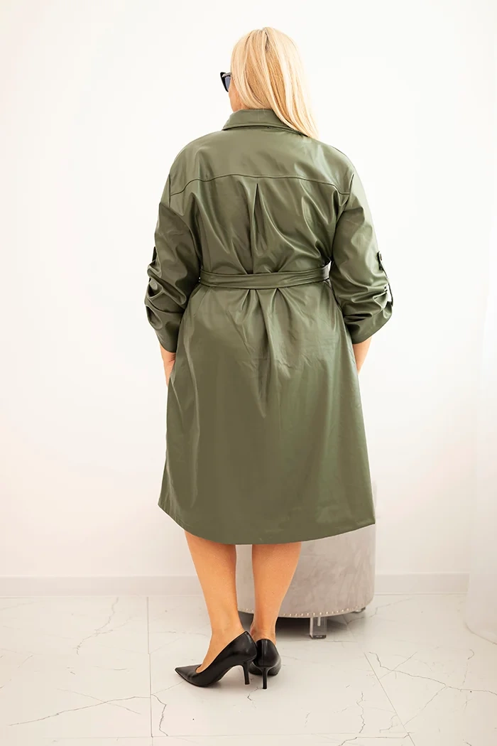 Kesi Dámské šaty z eko-kůže Plus Size s páskem a límečkem khaki