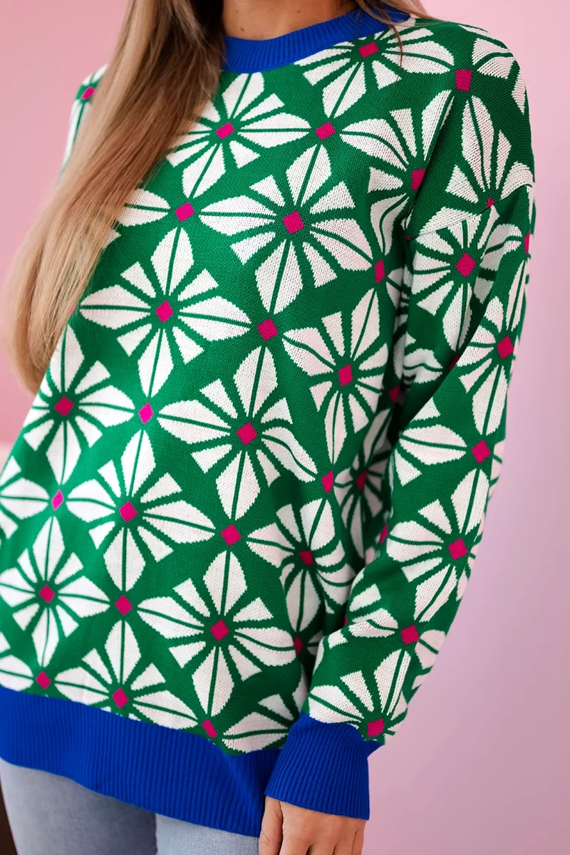 Sweater with a geometric motif in green color