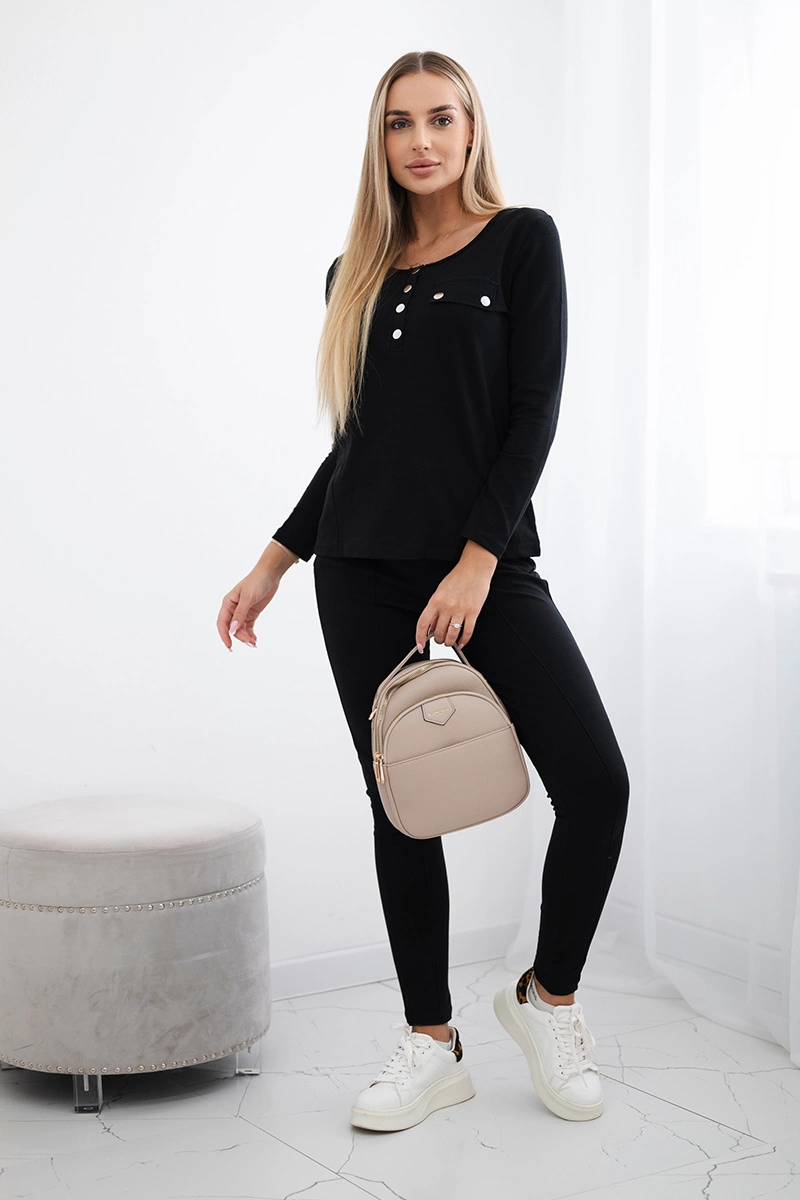 Set with a neckline with black snaps