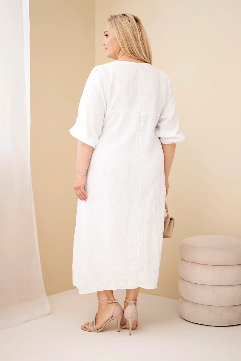 Plus size bavlnené šaty s véčkovým výstrihom biele