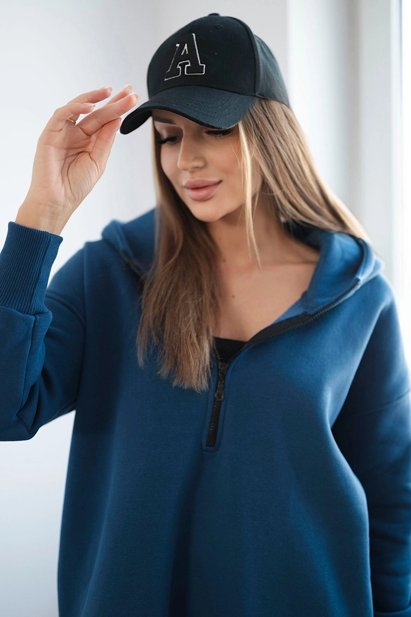 Insulated sweatshirt with slits on the sides jeans