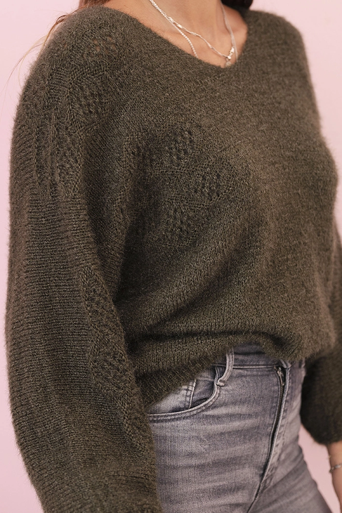 Kesi Włoski Loose-fit women's mohair sweater with a V-neck khaki