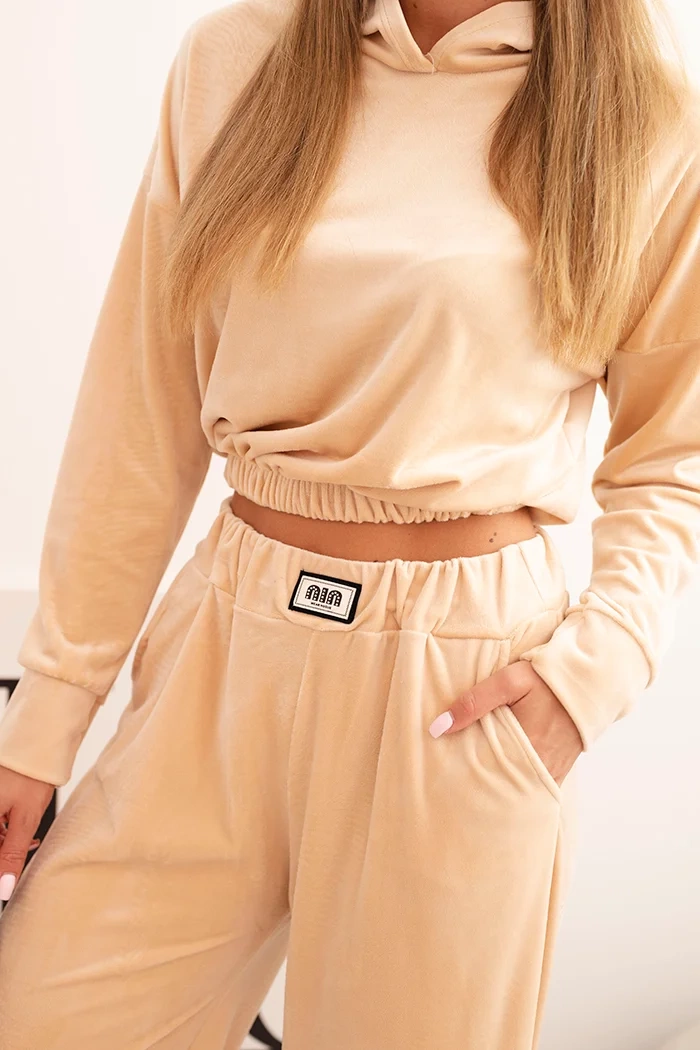 Kesi Włoski Women&#039;s velour tracksuit with wide legs and a hooded sweatshirt beige