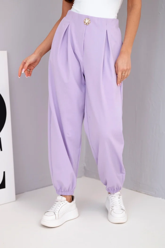 Dámské kalhoty s vysokým pasem a ozdobným knoflíkem