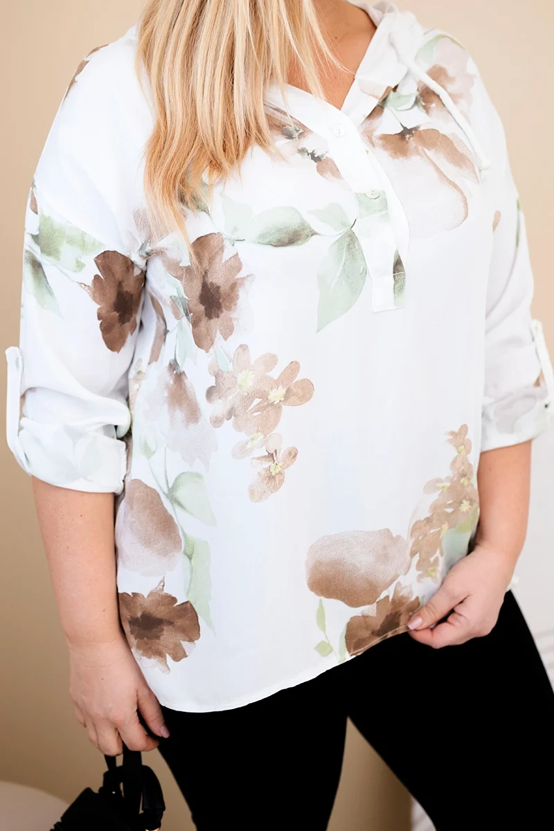 Plus size blúzka s kapucňou a kvetinovým vzorom