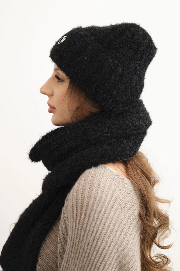 Kesi Women&#039;s set hat and long scarf made of soft yarn black