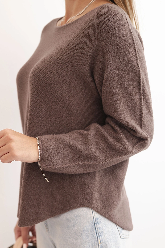 Kesi Włoski Women's sweater made of viscose with long sleeves and a round neckline mocha