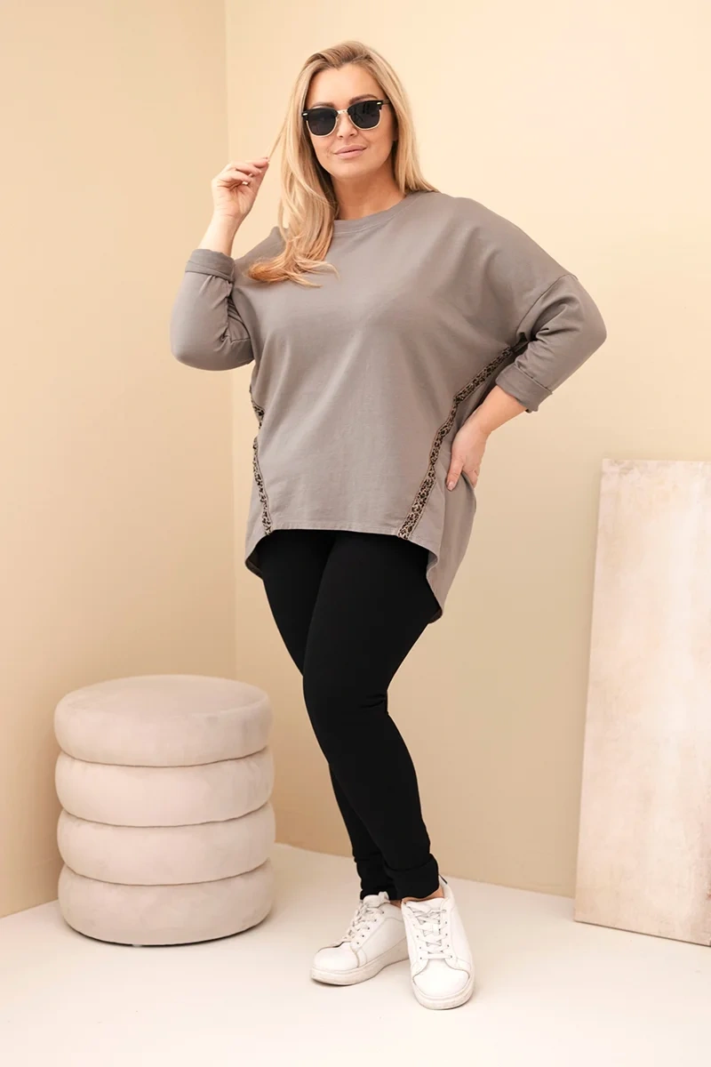 Kesi Dámska blúzka Plus Size bavlnená s vyhrnutým rukávom a lemovaním v panterke fango