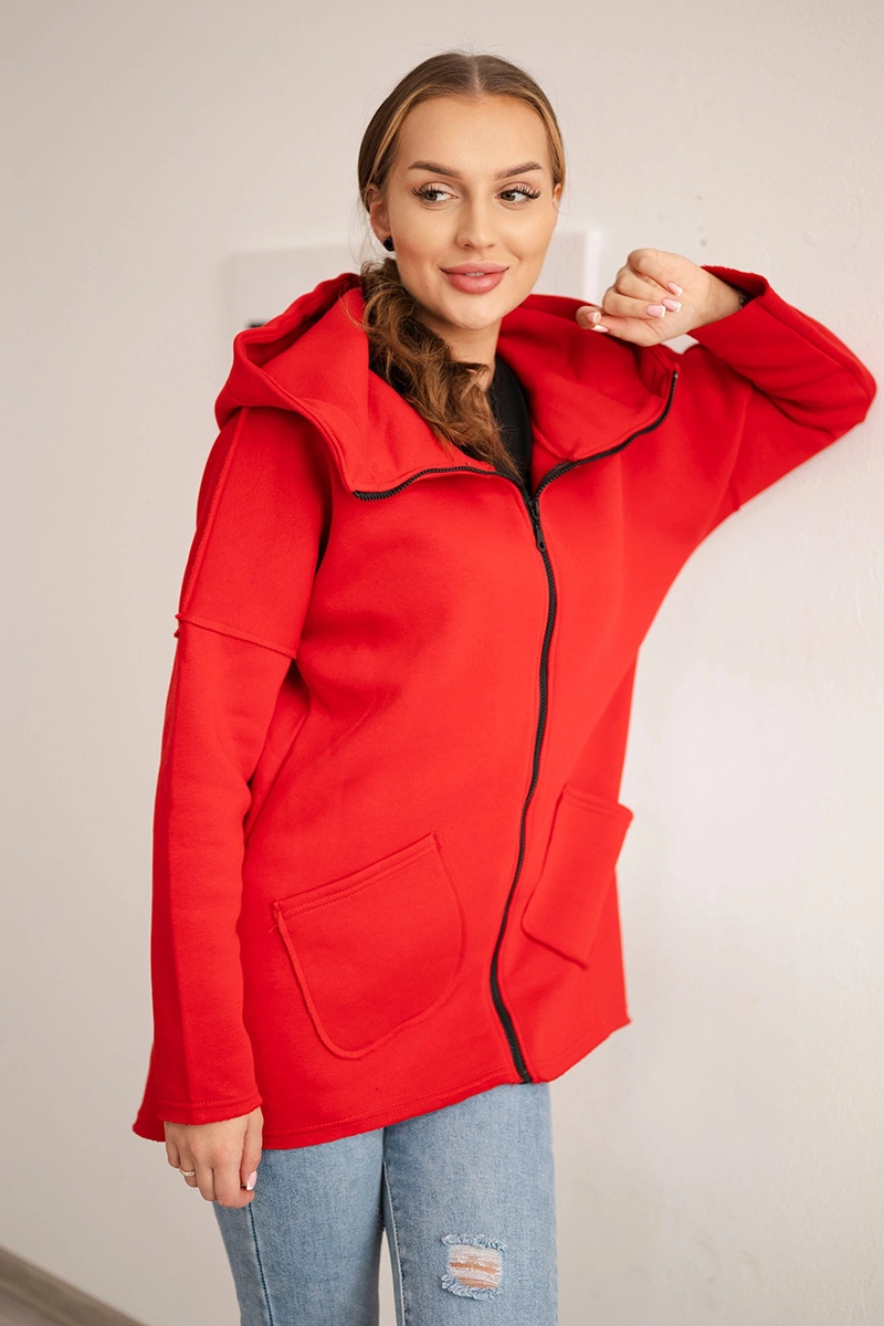 Insulated sweatshirt with a longer back and red pockets