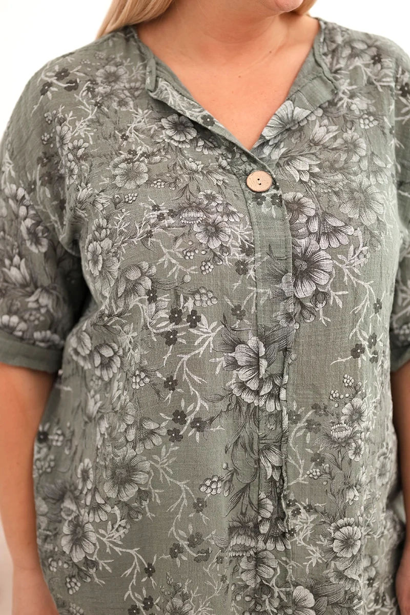 Plus size blúzka s krátkym rukávom a ozdobným gombíkom
