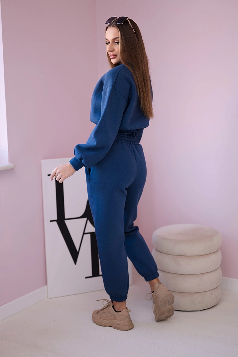 Insulated ensemble with short sweatshirt jeans