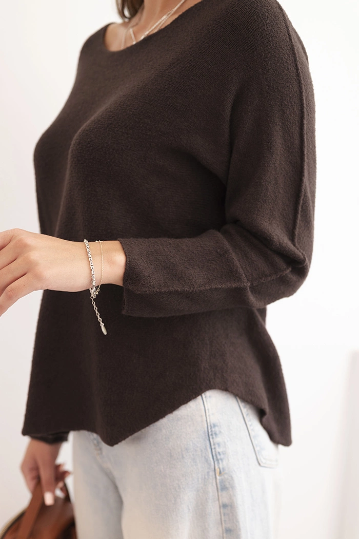 Kesi Włoski Women's viscose sweater with long sleeves and a round neckline brown