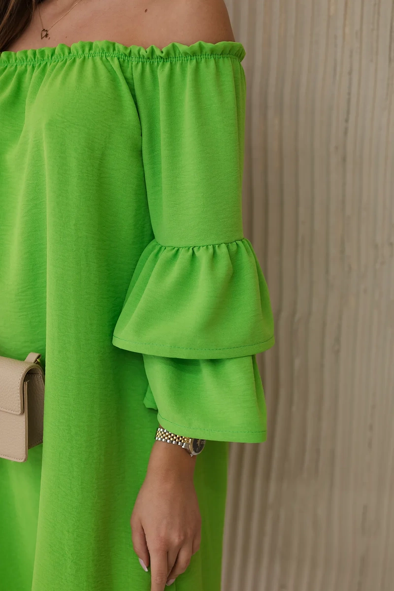 Spanish dress with pleats on the sleeve of bright green color
